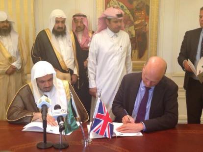 Chris Grayling last yearsigning the memorandum of understanding with the Saudis; Pic Credit: UsSembassy